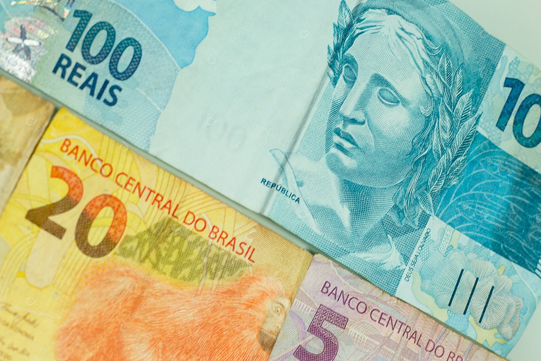 Vista superior das notas reais brasileiras