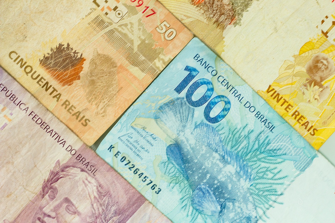 Vista superior das notas reais brasileiras