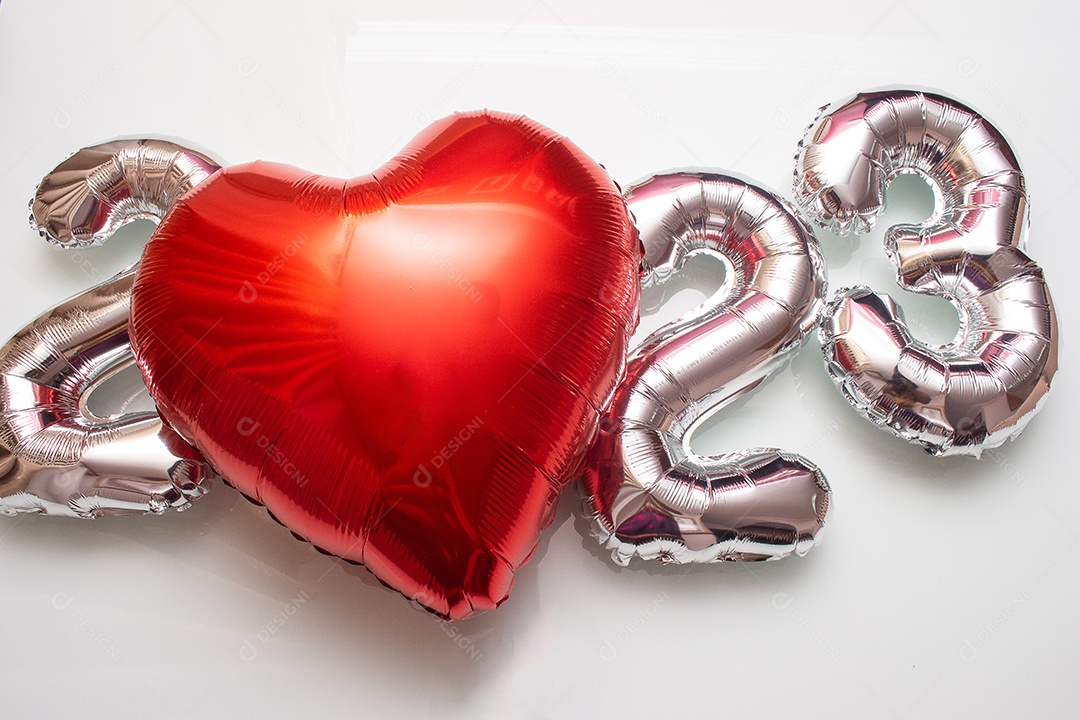 Sinal brilhante com um coração escrito 2023 - ano novo