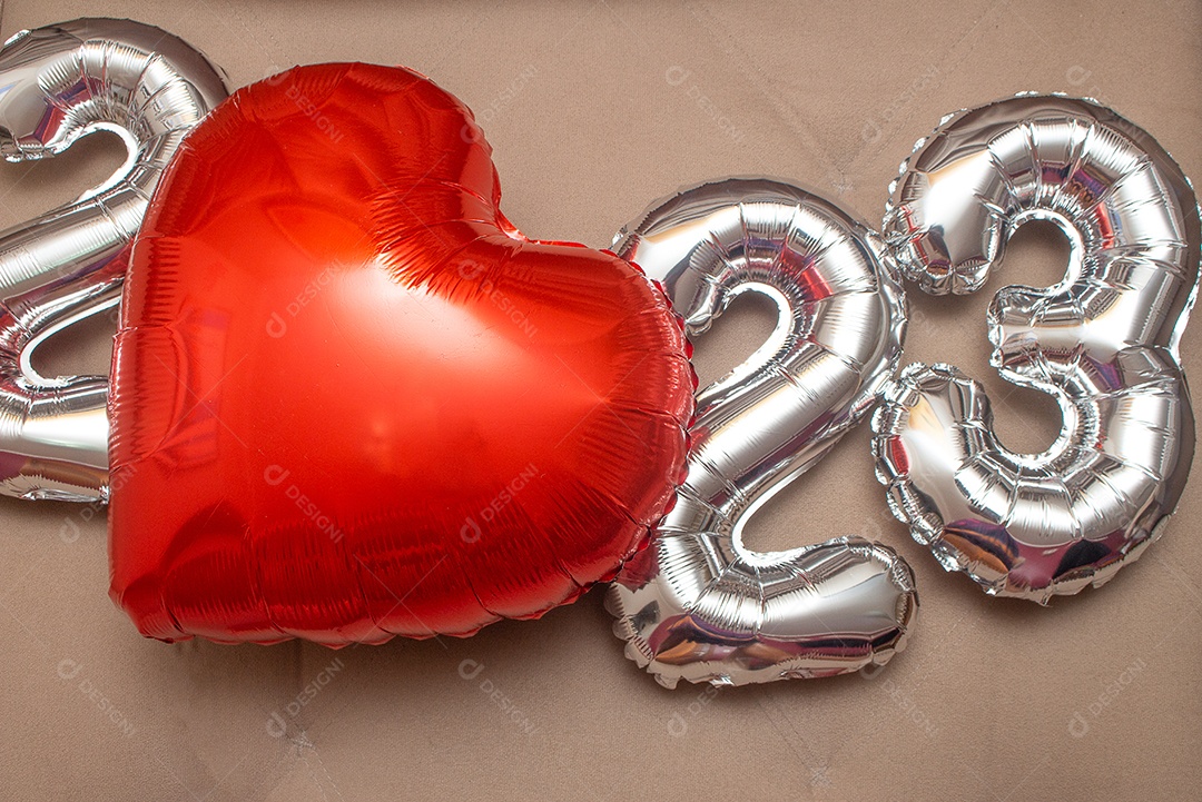 sinal brilhante com um coração escrito 2023 - ano novo