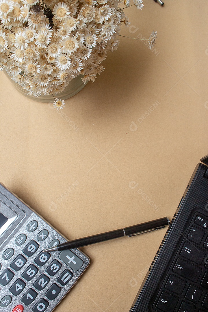 calculadora e laptop na mesa de fundo bege - escritório