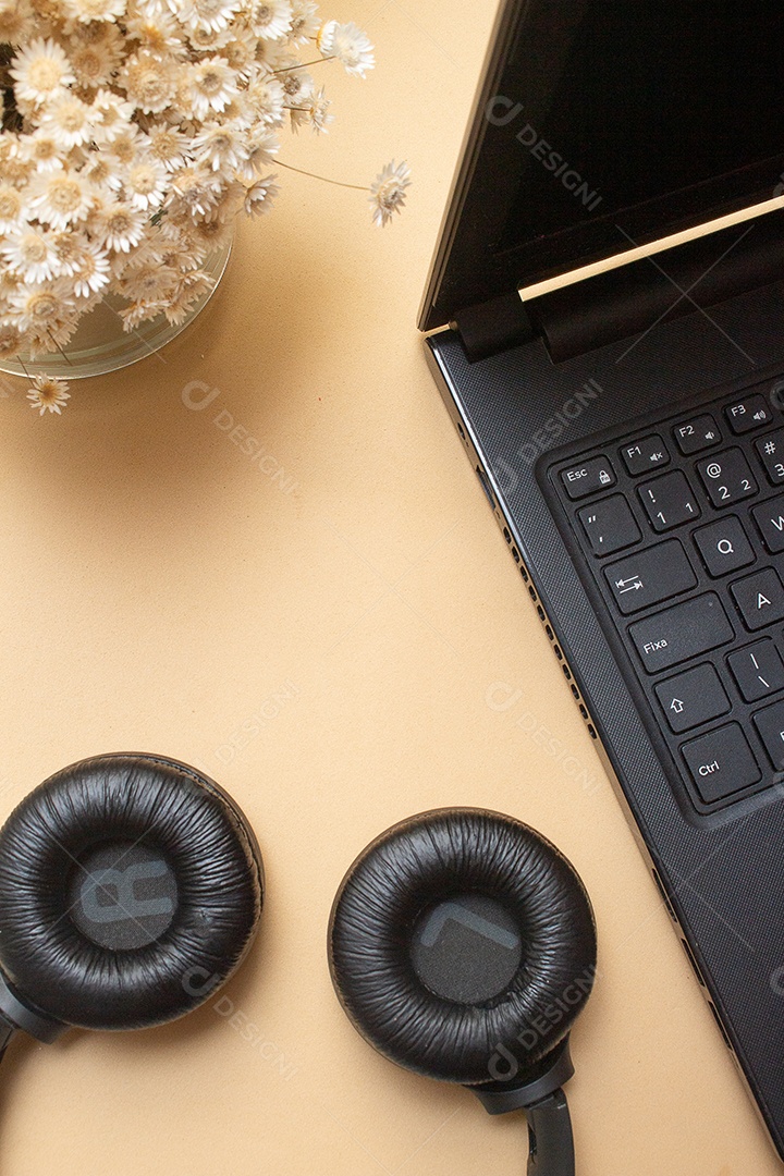 fone de ouvido e laptop na mesa de fundo bege - escritório