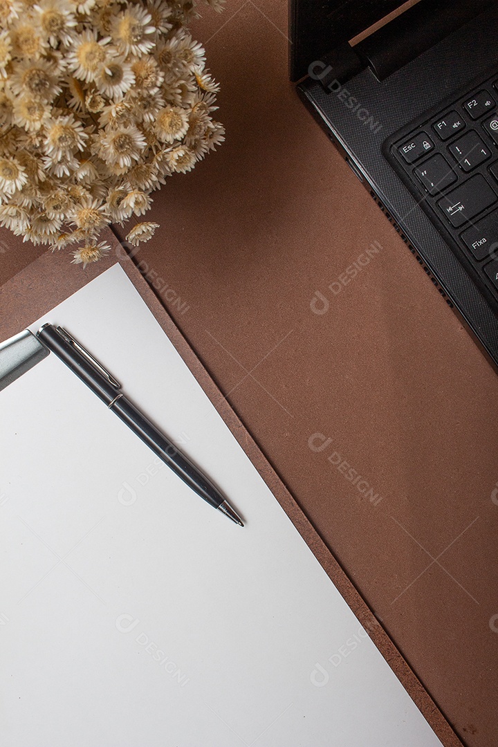 tablet e laptop na mesa de fundo marrom - escritório