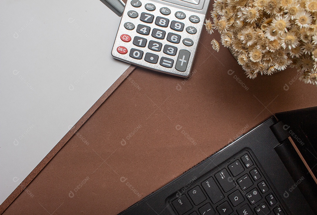 calculadora e laptop na mesa de fundo bege - escritório