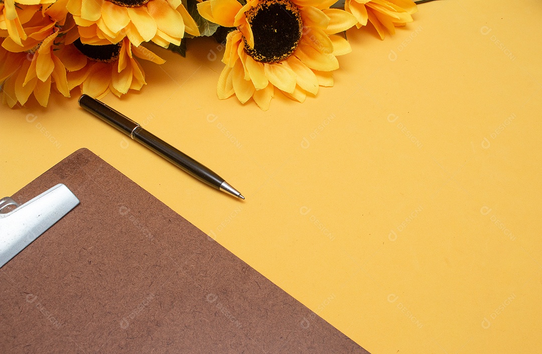 prancheta sobre a mesa em fundo amarelo - escritório