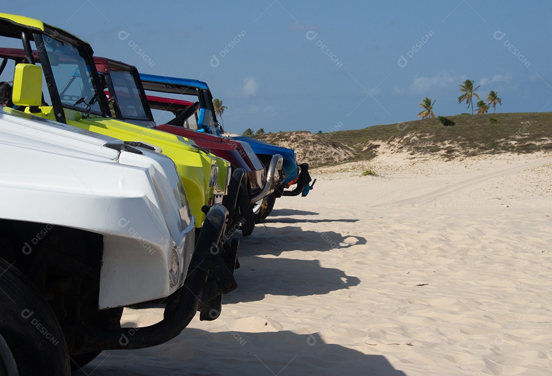Carros veículos sobre praia areia
