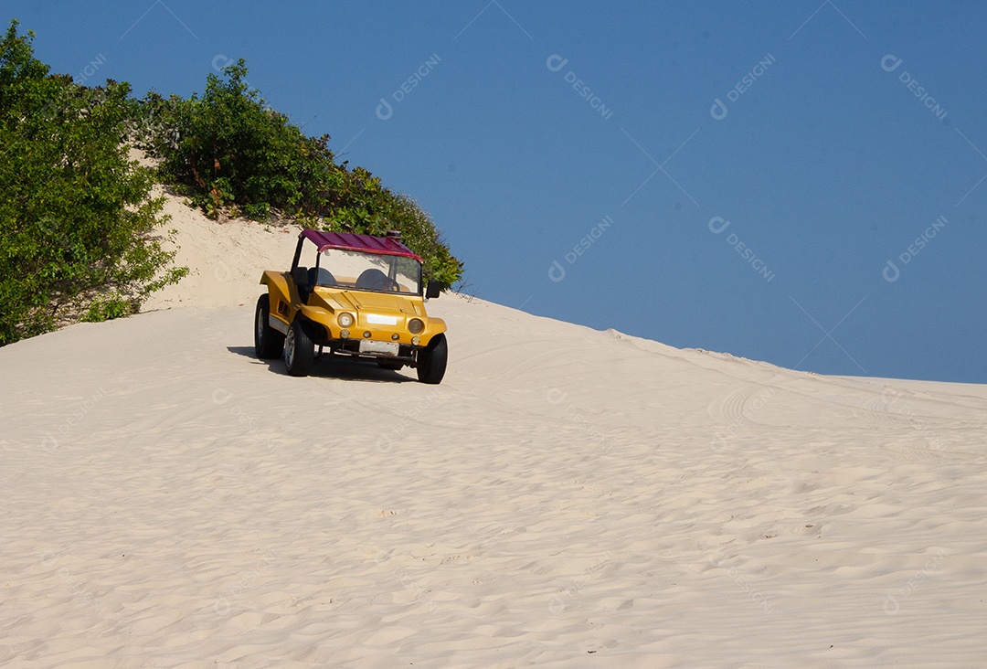 carro de praia na praia em um dia ensolarado