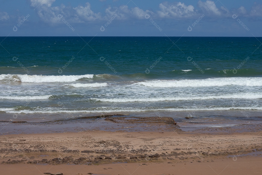vista da areia da praia para o mar em um dia ensolarado