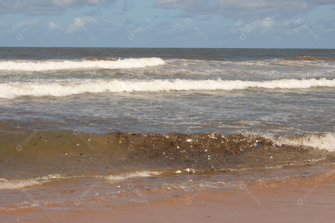 água da praia poluída com detritos da tempestade