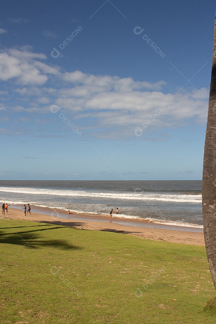 pessoas curtindo a praia em dia ensolarado