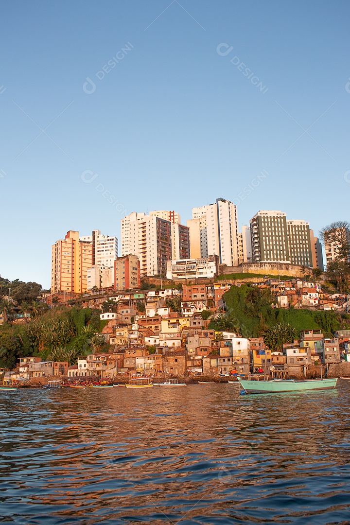 Vista de vários prédios e casas próximas e vários barcos na cidade alta de Salvador