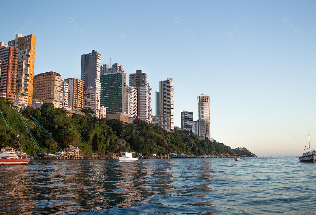 Vista de vários prédios e casas próximas e vários barcos na cidade alta de Salvador