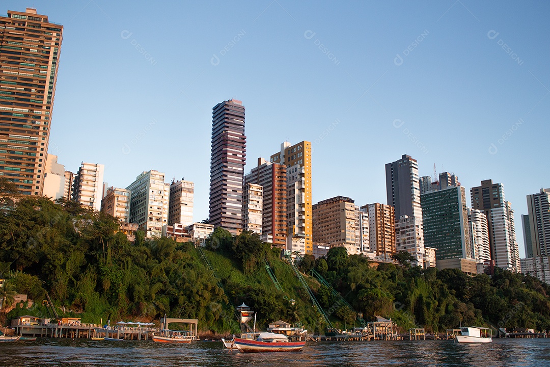 Vista de vários prédios e casas próximas e vários barcos na cidade alta de Salvador