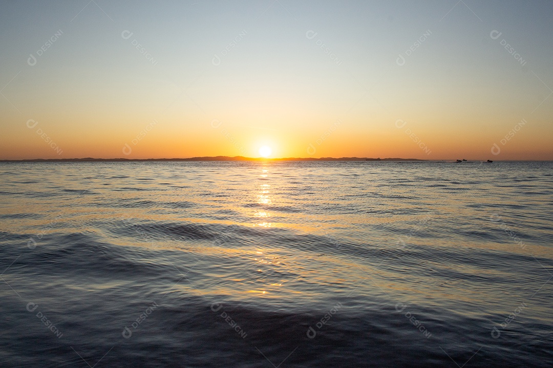 Lindo pôr do sol no mar