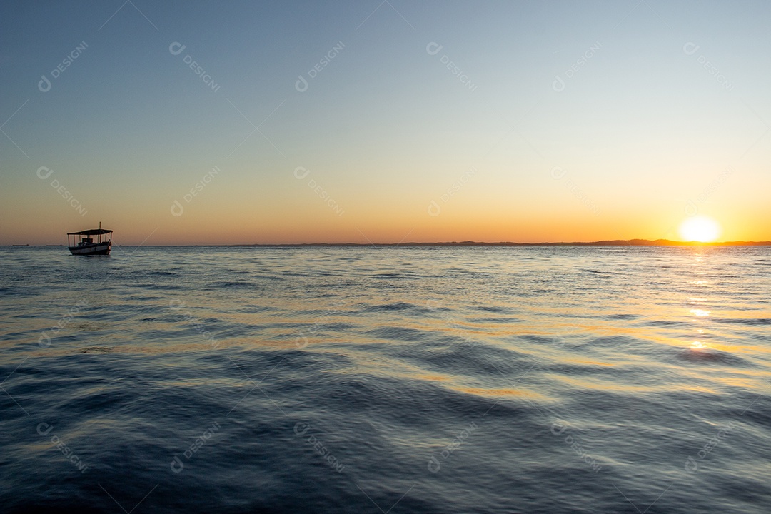 Lindo pôr do sol no mar