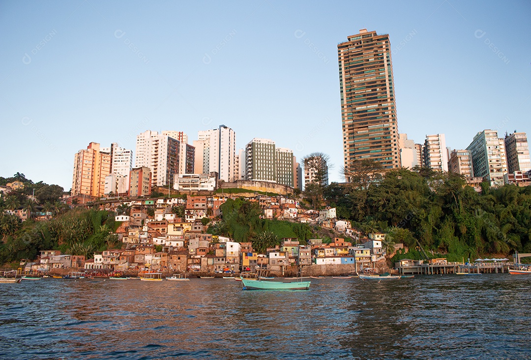 Vista de vários prédios e casas próximas e vários barcos na cidade alta de Salvador