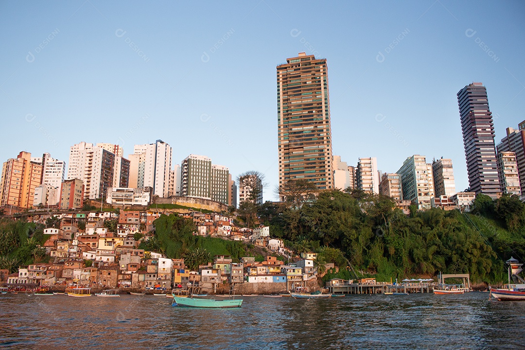 Vista de vários prédios e casas próximas e vários barcos na cidade alta de Salvador