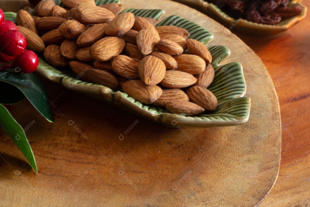Tigela cheia de amêndoas - tempo de Natal