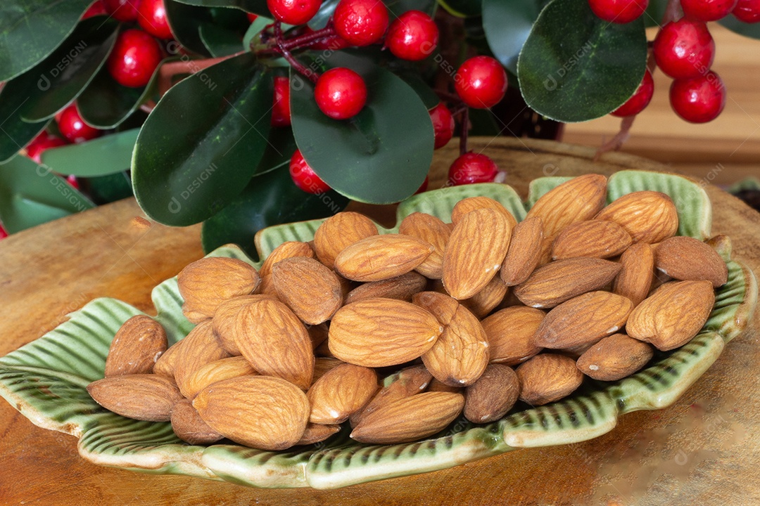 Tigela cheia de amêndoas - tempo de Natal