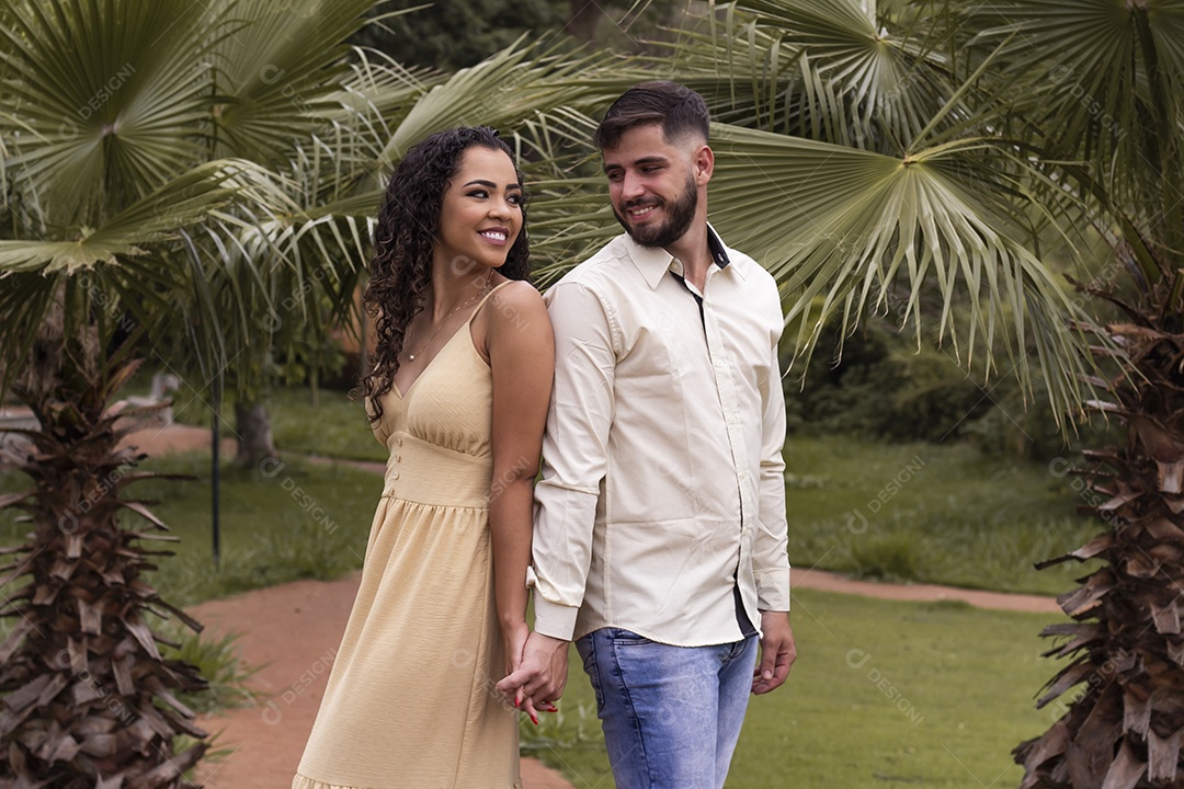 Lindo casal de homem e mulher apaixonado sobre um lindo parque