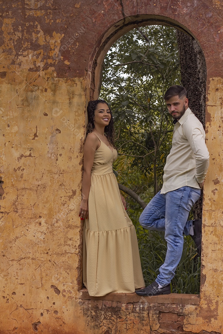 Lindo casal de homem e mulher apaixonado sobre parque dia dos namorado