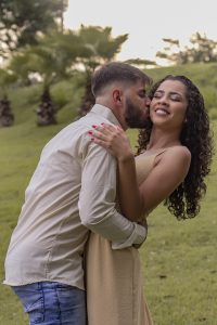 Lindo casal de homem e mulher apaixonado sobre parque