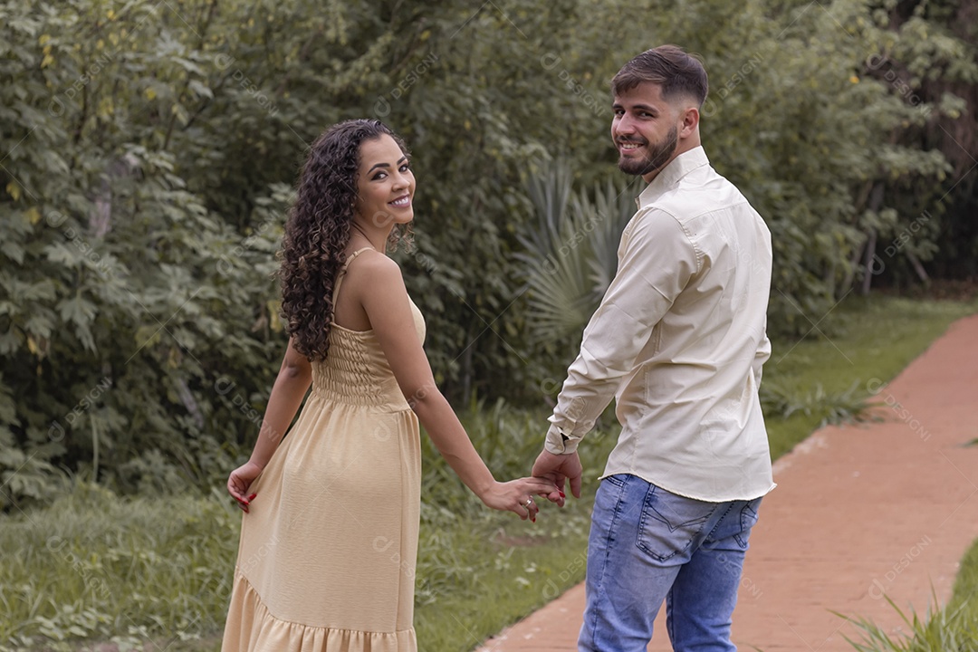 Lindo casal de homem e mulher apaixonado sobre parque