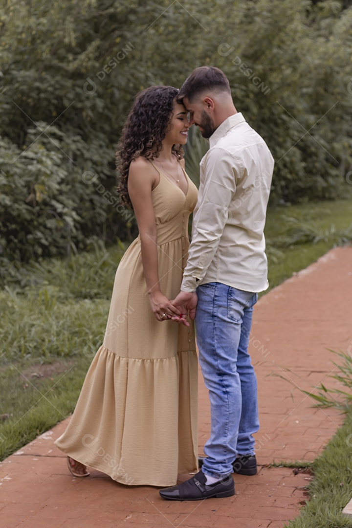 Lindo casal de homem e mulher apaixonado sobre parque