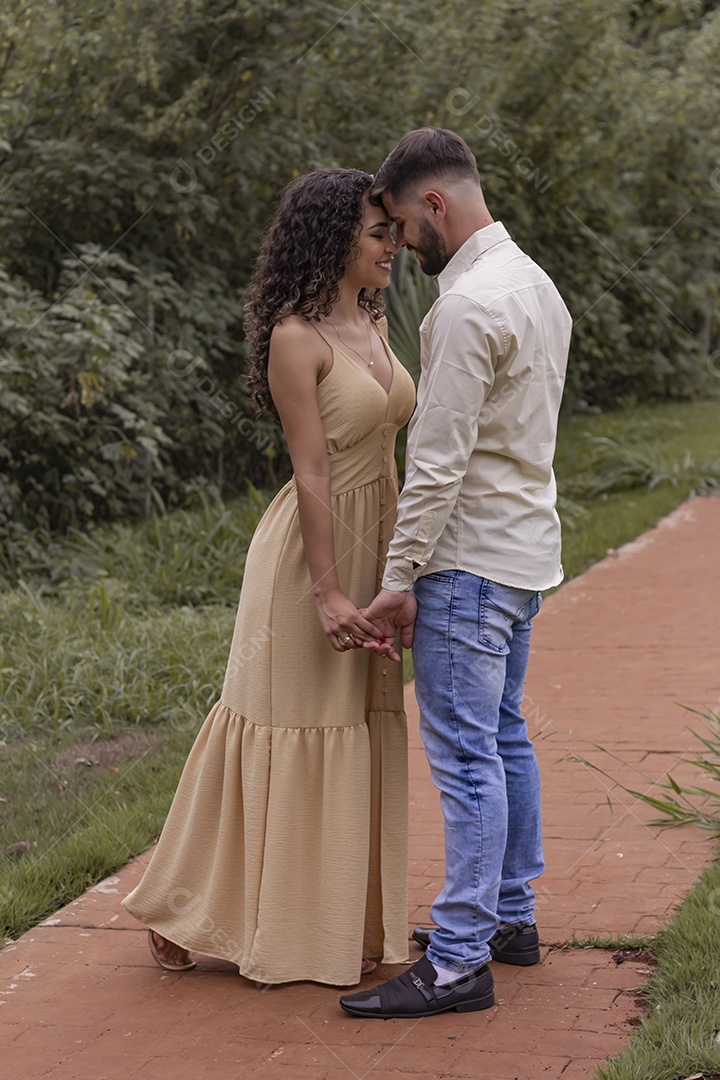 Lindo casal de homem e mulher apaixonado sobre parque