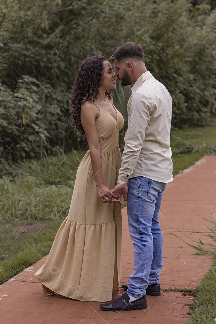 Lindo casal de homem e mulher apaixonado sobre parque