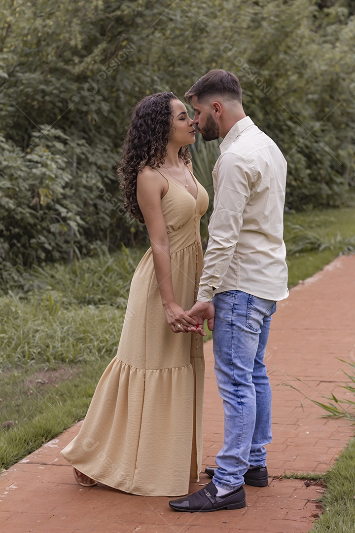 Lindo casal de homem e mulher apaixonado sobre parque