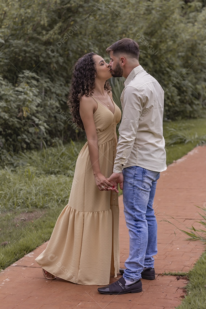 Lindo casal de homem e mulher apaixonado sobre parque