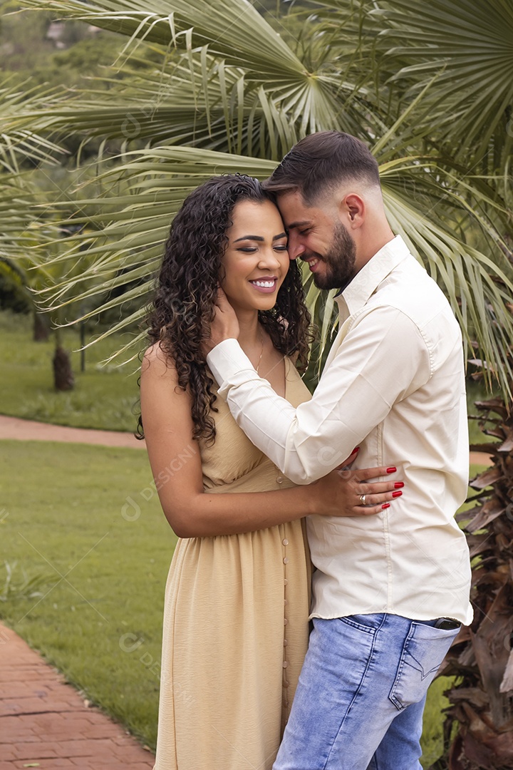 Lindo casal de homem e mulher apaixonado sobre parque