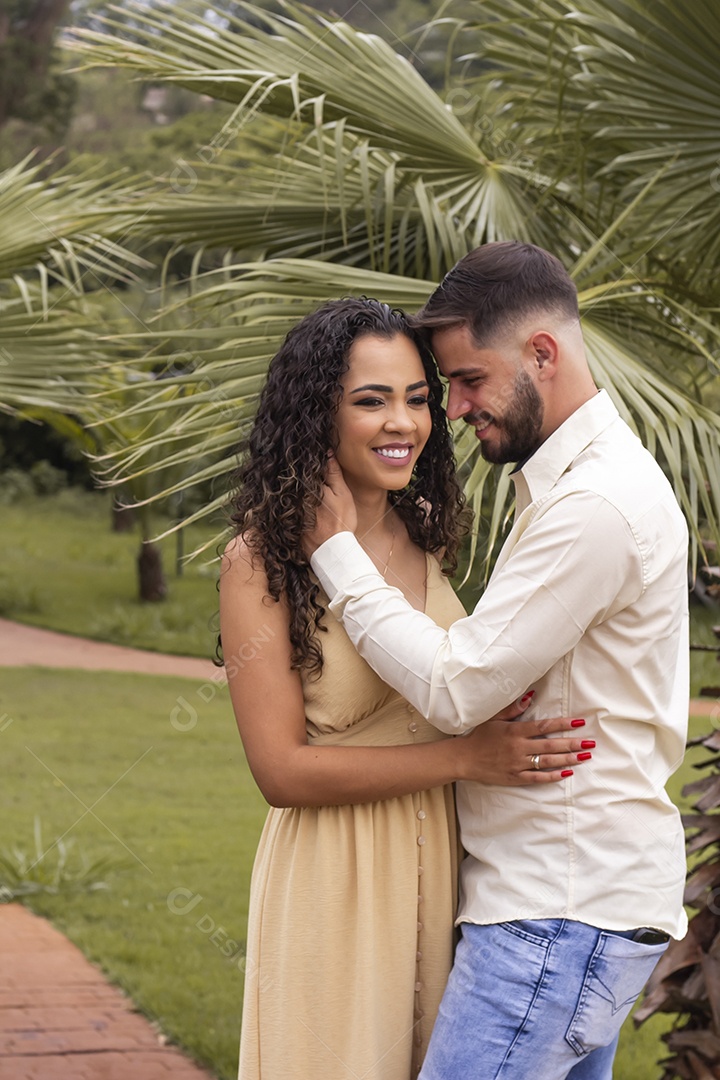 Lindo casal de homem e mulher apaixonado sobre parque