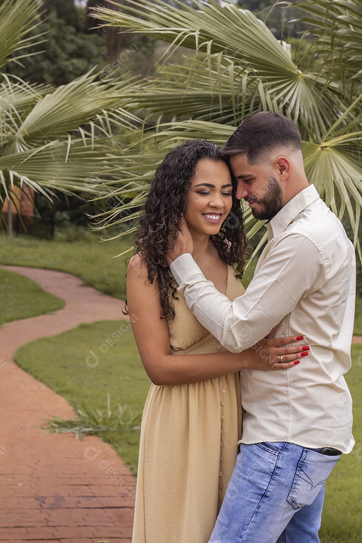 Lindo casal de homem e mulher apaixonado sobre parque