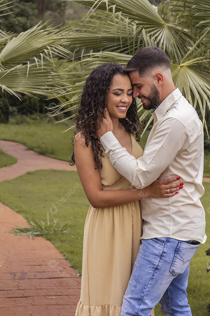 Lindo casal de homem e mulher apaixonado sobre parque