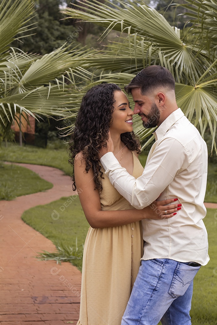 Lindo casal de homem e mulher apaixonado sobre parque