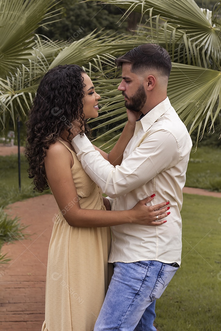 Lindo casal de homem e mulher apaixonado sobre parque