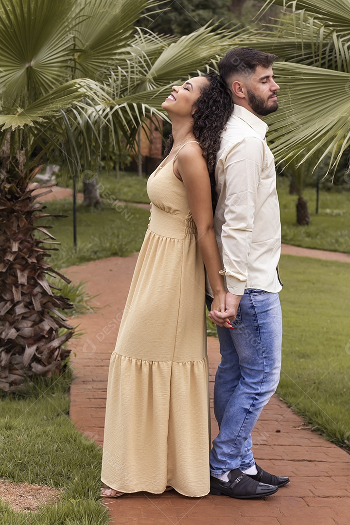 Lindo casal de homem e mulher apaixonado sobre parque