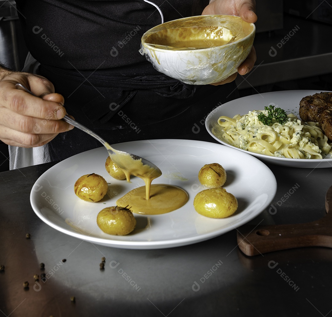 Chef de cozinha preparando o prato para servir.