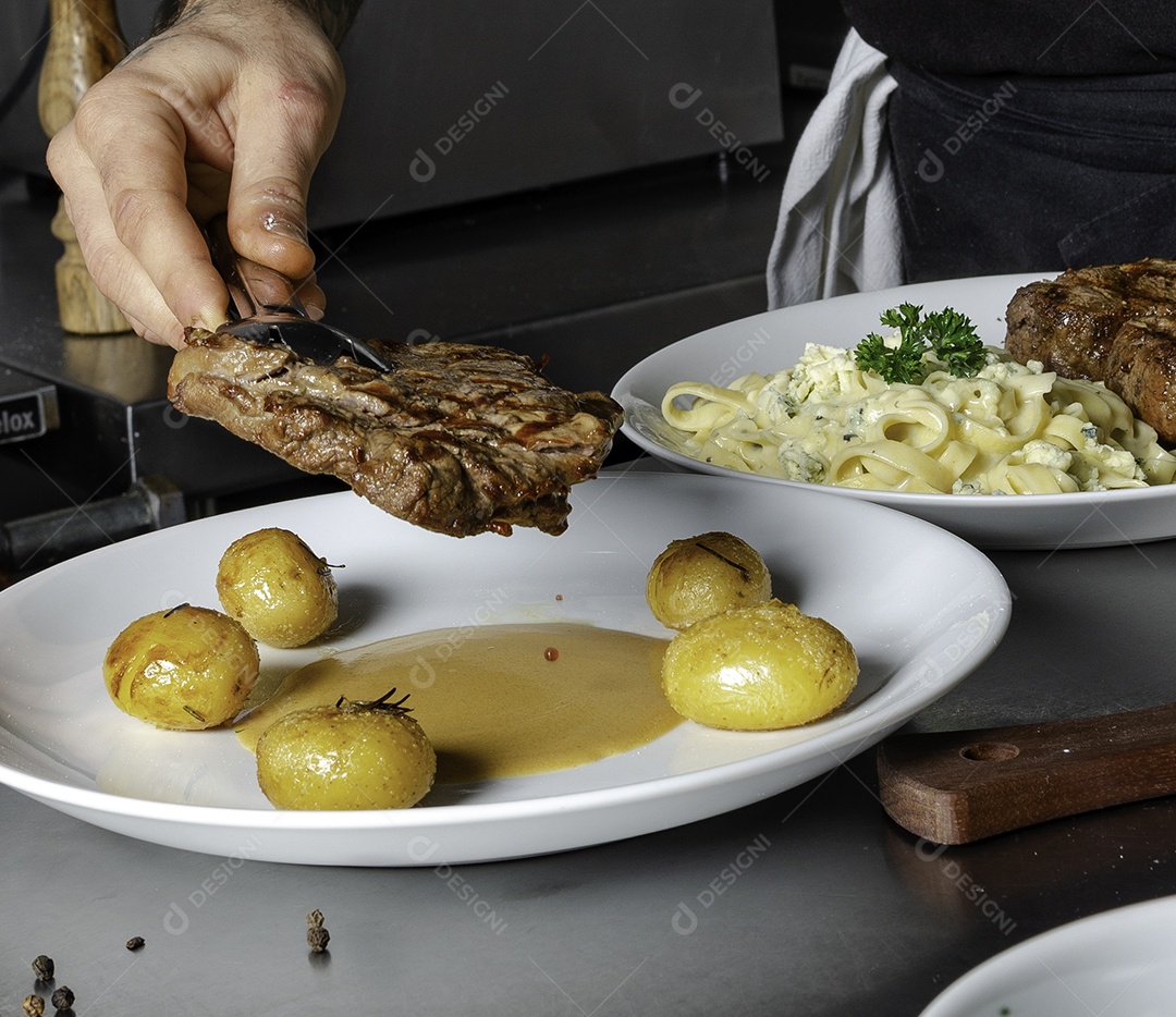 Chef de cozinha preparando o prato para servir.