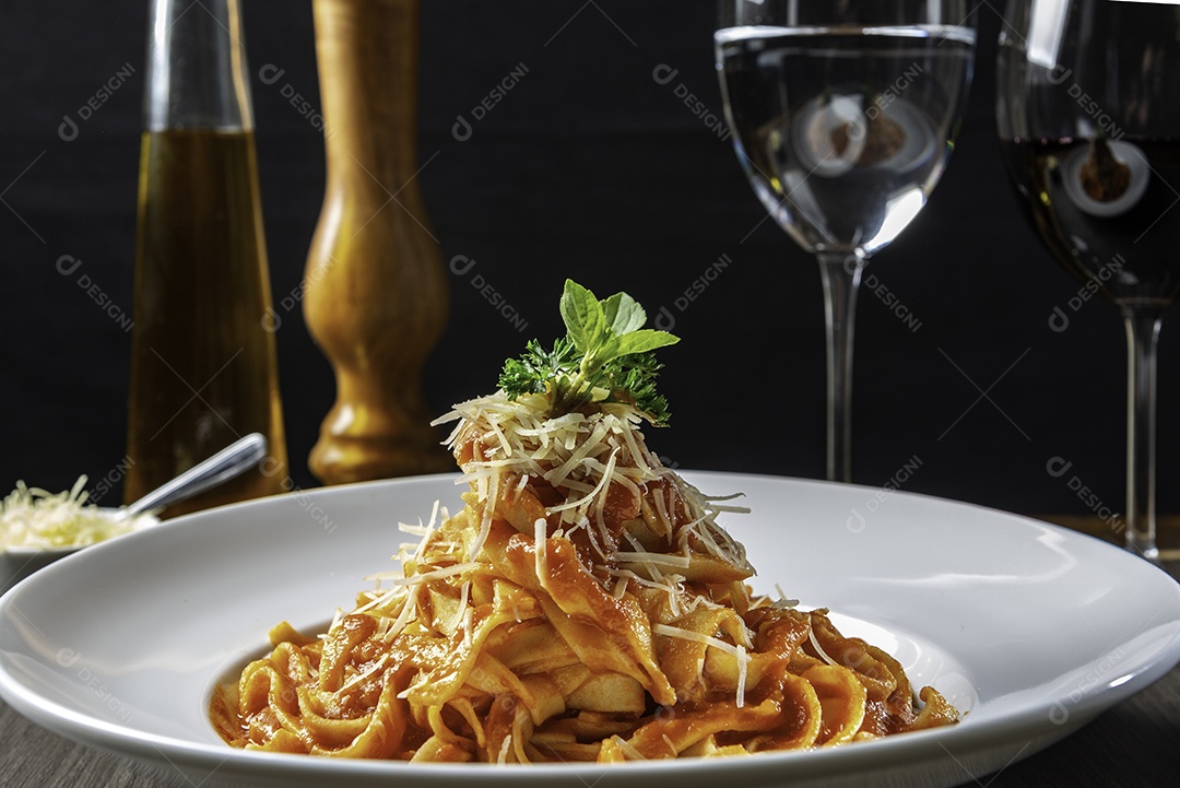 Talharim - Massa italiana, servida com molho de tomate ao sugo e parmesão.