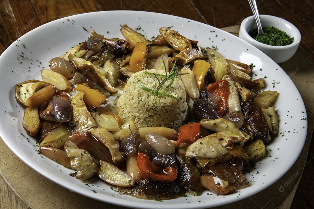 Comida típica da serra catarinense: pinhões servidos com  carne de porco, pimentões, cebola e arroz.