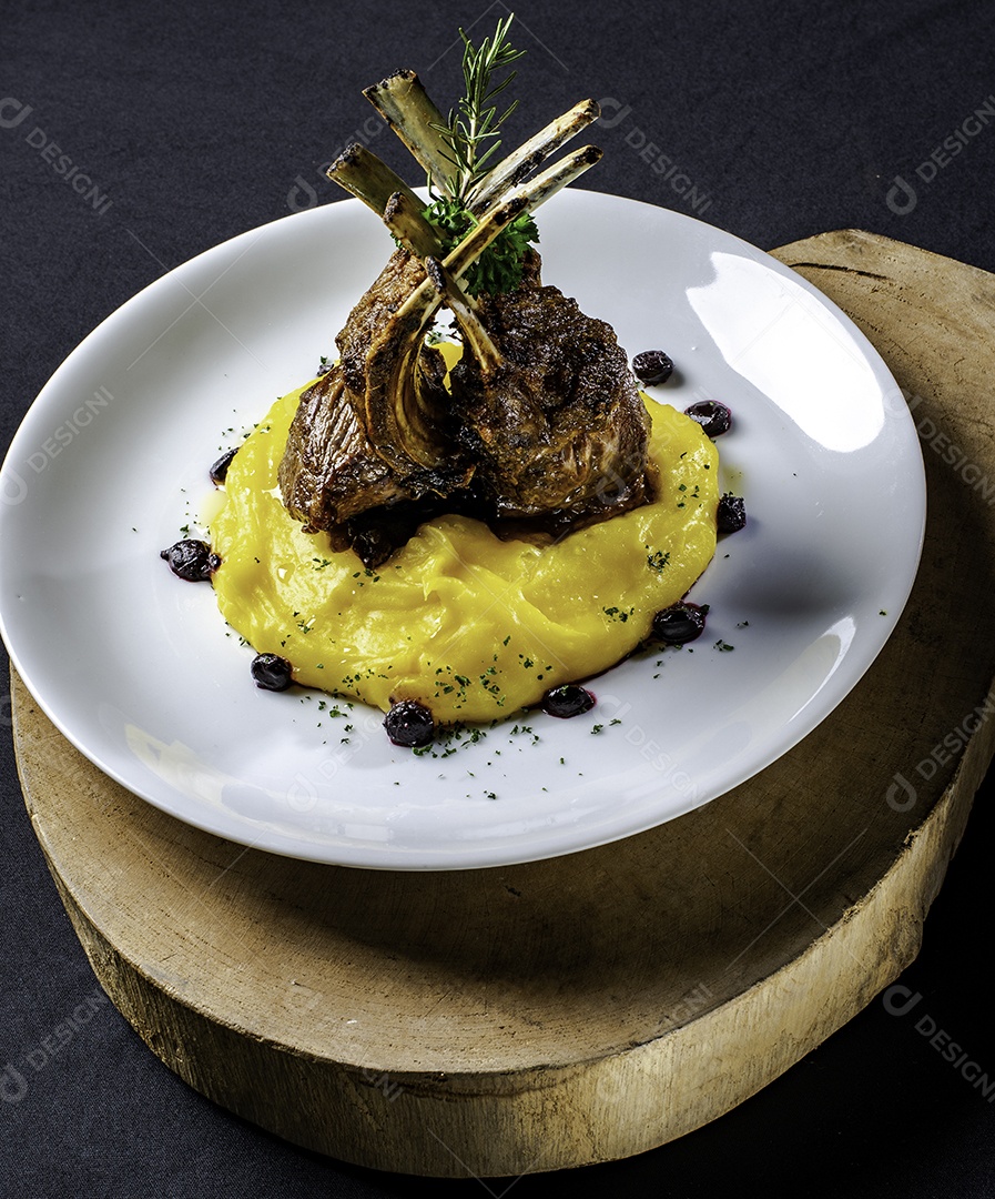 Carré de cordeiro grelhado servido com polenta italiana.