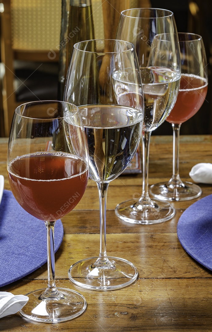 Taças de cristal para agua e vinhos.