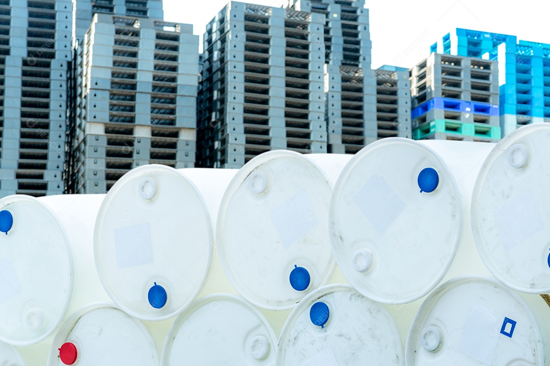 Velhos barris químicos. Pilha de tambores químicos brancos vazios no borrão