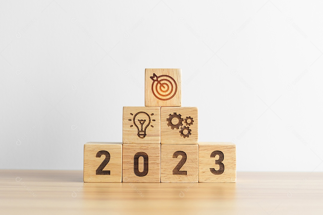 Bloco de madeira 2023 com meta de negócios, plano. Estratégia de ação, alvo