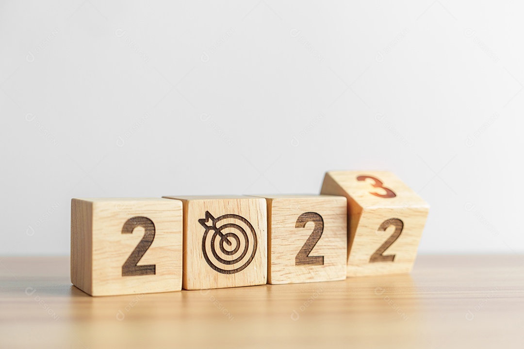 Mudança de 2022 para bloco do ano de 2023 com ícone de alvo de dardos. Meta, Alvo