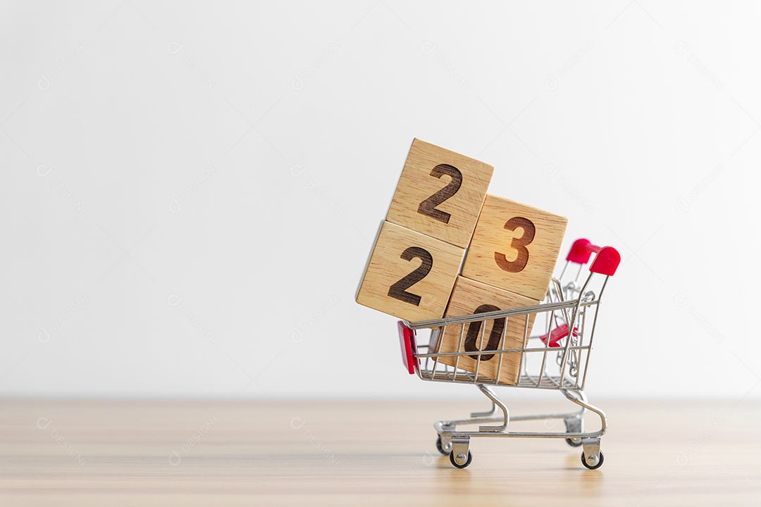Feliz ano novo com bloco de 2023 no carrinho de compras na mesa