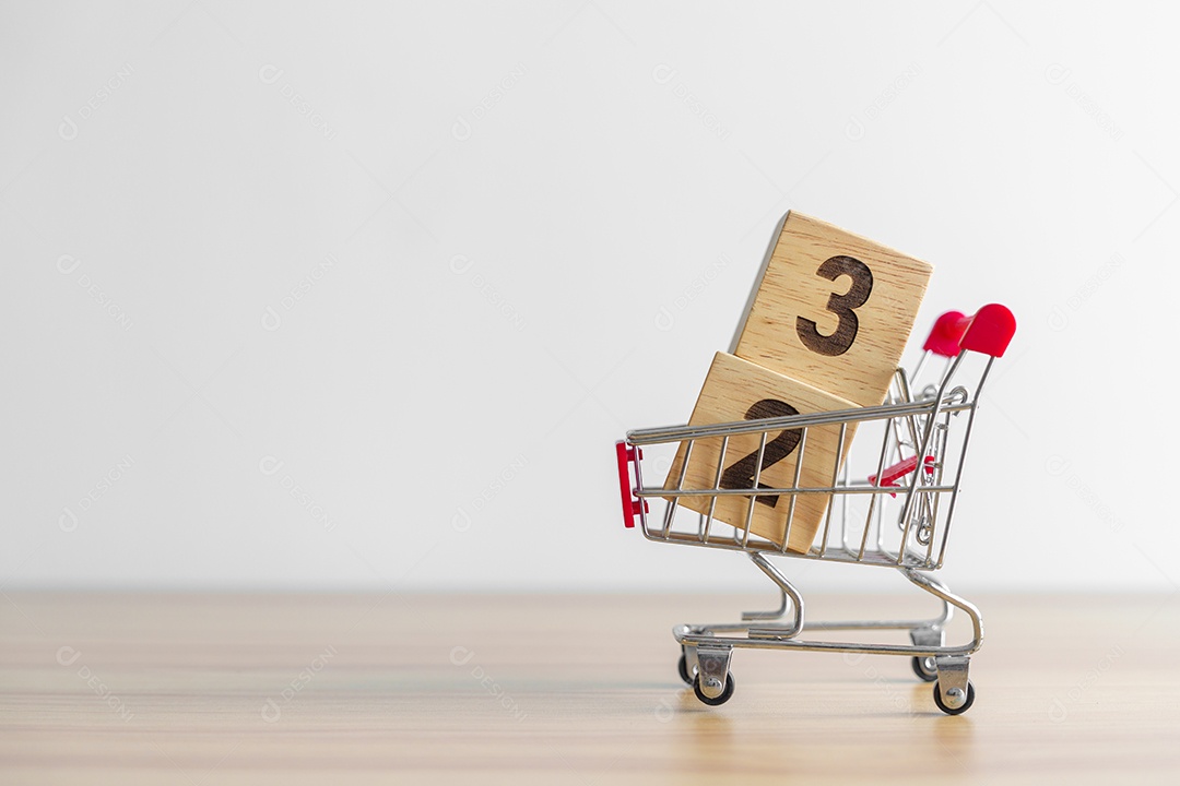 Feliz ano novo com bloco de 2023 no carrinho de compras na mesa